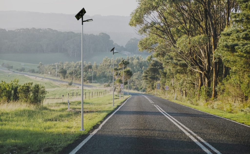 Luminarias de Staria instaladas en una carretera con vegetación.