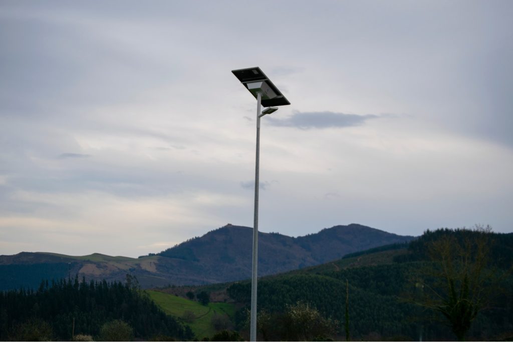 Farola Solar de Staria instalada en una zona verde con vistas