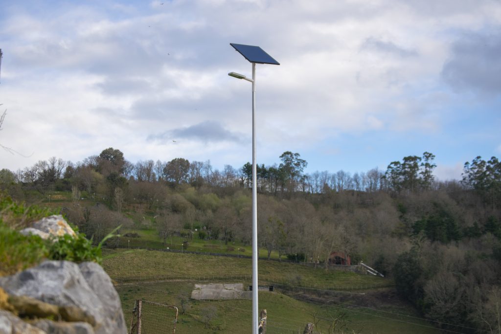 Farola SAT 80 instalada en una zona rural