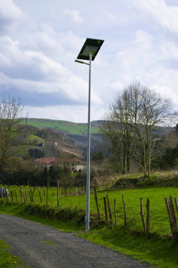 Farola Solar de Staria instalada en un sendero