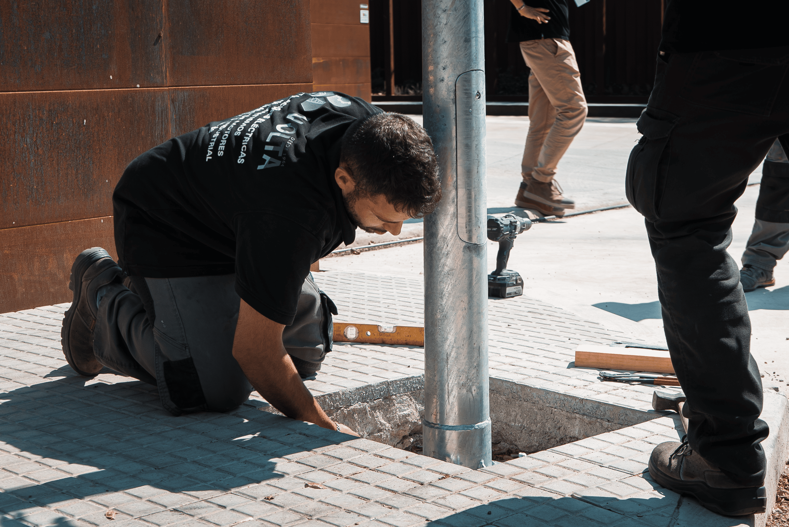Cómo se instala un sistema de alumbrado solar en 24 horas (y sin obras)