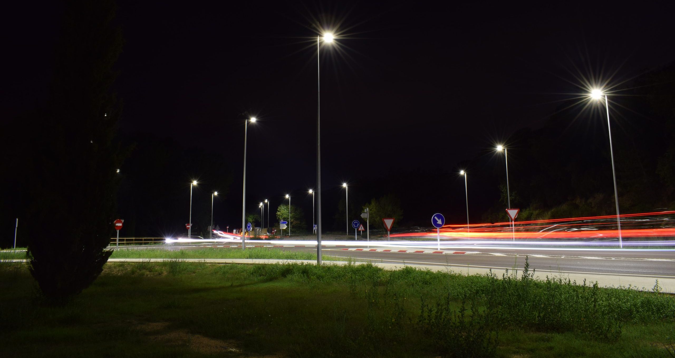 Iluminación solar para carreteras